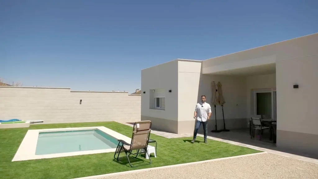 Vivienda unifamiliar en Cobisa: líneas limpias, funcionalidad y carácter desde el acceso.