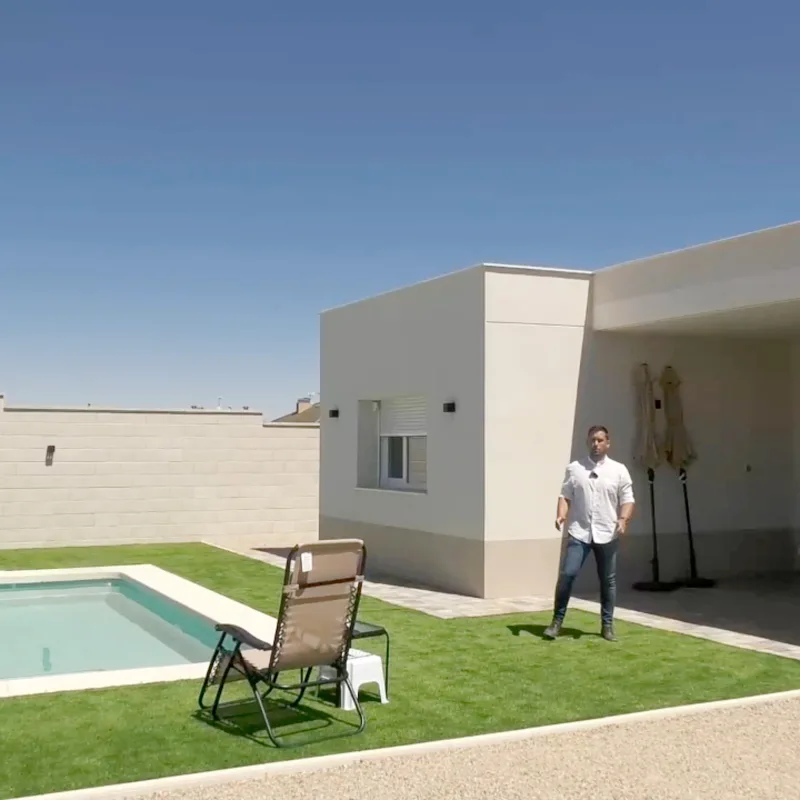 Vivienda unifamiliar en Cobisa: líneas limpias, funcionalidad y carácter desde el acceso.